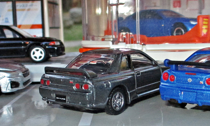Illustration for article titled Land of the Rising Sunday: Autobacs (and an R32)